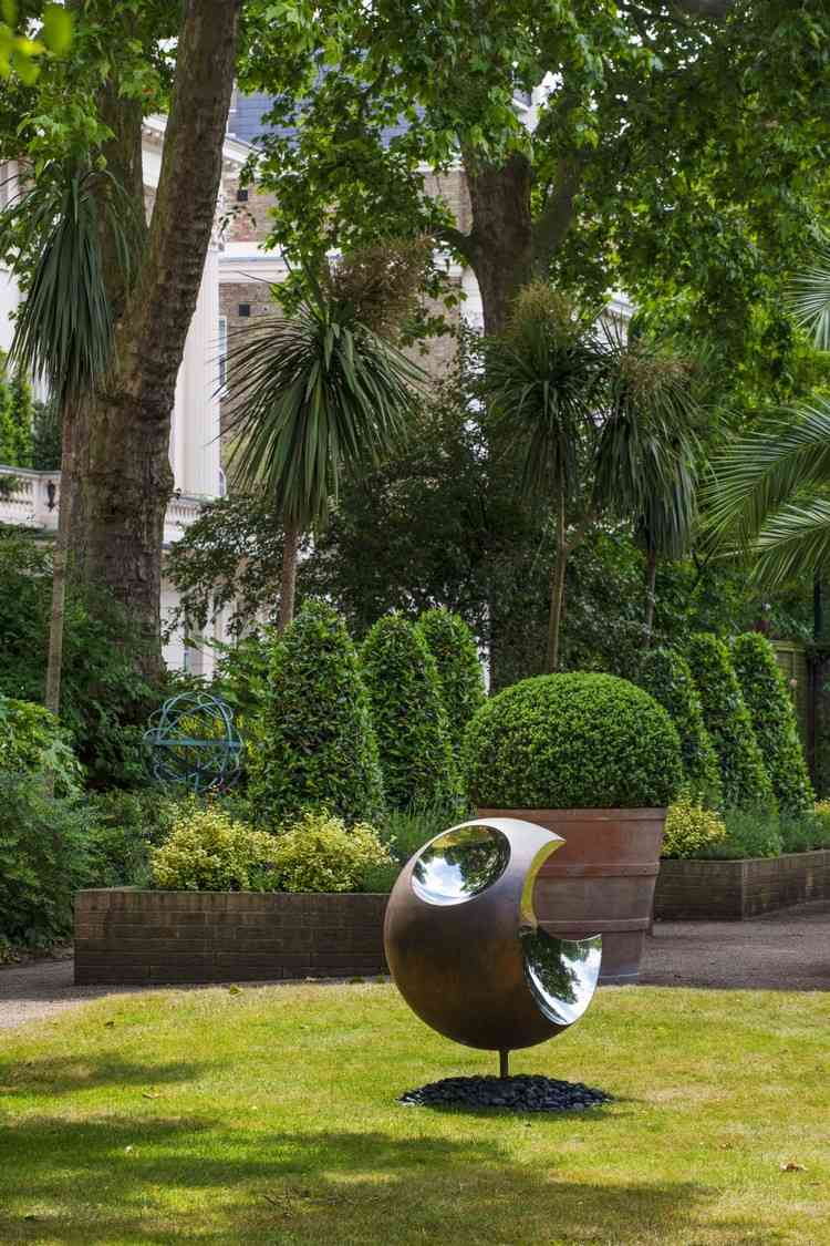 Modern sculpture to give a breath of life to your contemporary garden