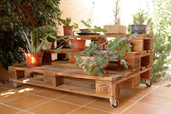 DIY pot stands from pallets2