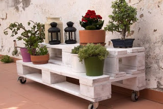 DIY pot stands from pallets3