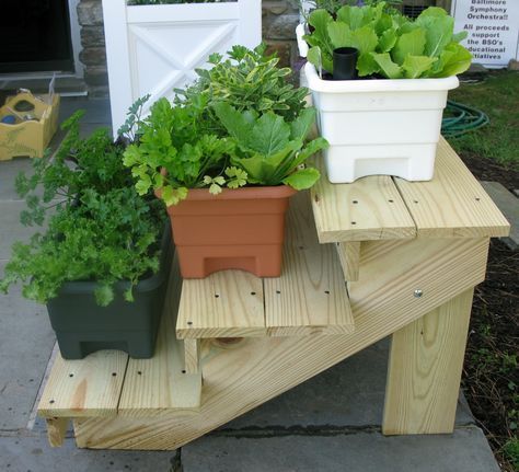 DIY pot stands from pallets8