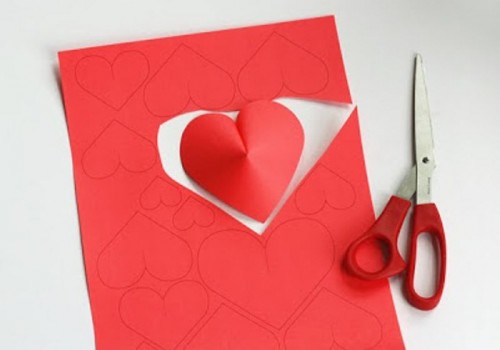 Διακόσμηση τοίχου με DIY 3D χάρτινες καρδιές για την ημέρα του Αγίου Βαλεντίνου1