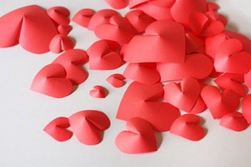 Διακόσμηση τοίχου με DIY 3D χάρτινες καρδιές για την ημέρα του Αγίου Βαλεντίνου4