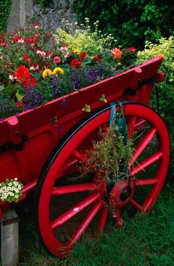 Decorations made from wagon wheels - landscaping ideas | My desired home