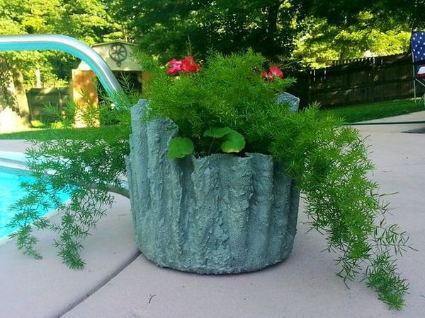 diy pots in the garden made of cement and old clothes (14)