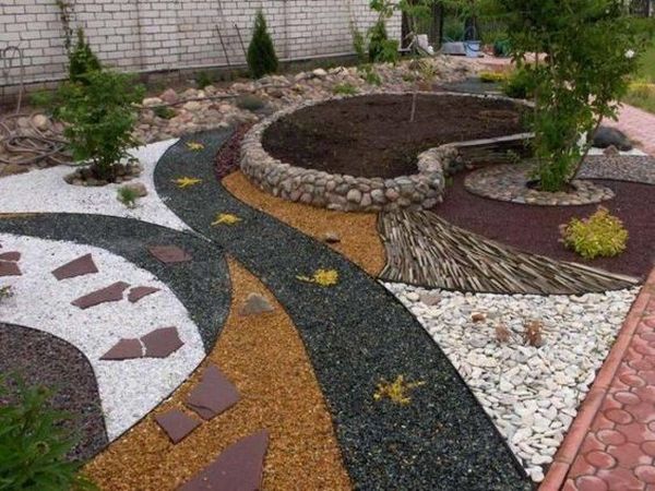 Garden design with decorative stones that steals the impressions