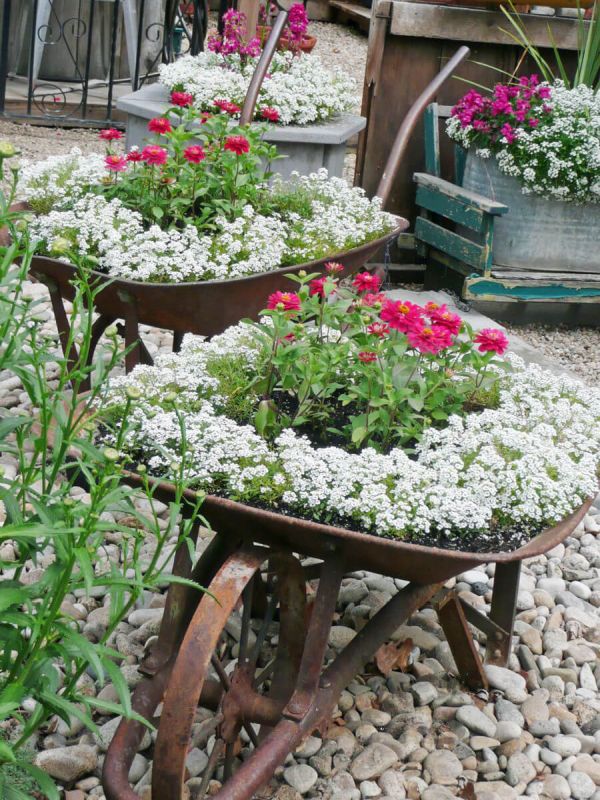 How To Make Wonderful Vintage Gardens With Old, Recycled Objects