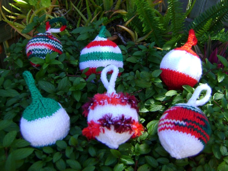 DIY Knitted woolen Christmas ornaments that will magically decorate your home
