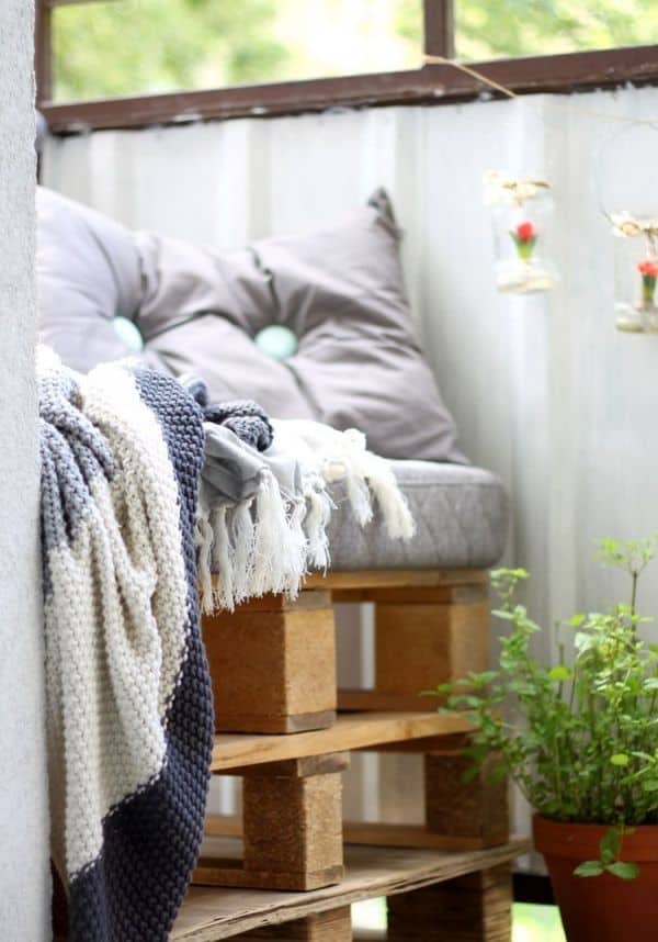 DIY Ideas with small pallet sofas for your balcony yard and patio ...