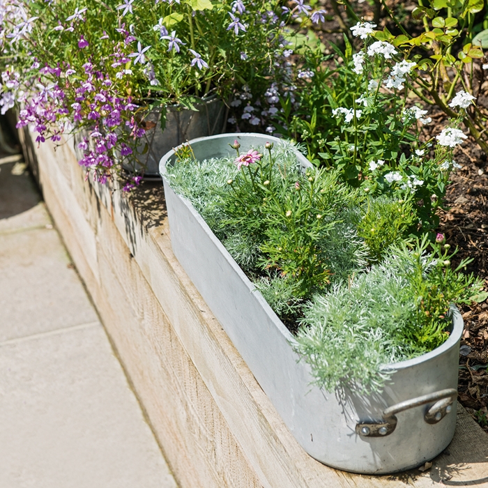 DIY flowerpots for balcony or terrace: how to make the most fashionable ...