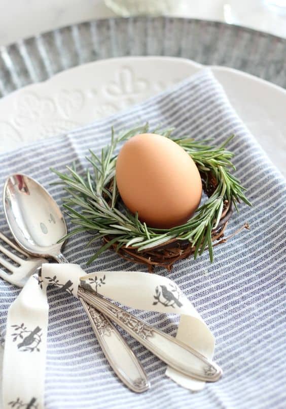 Spring inspiration for a festive table place setting in Easter style ...