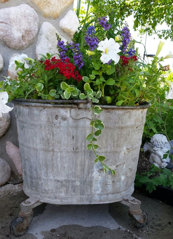 34 Wonderful ideas for use tin buckets to create a beautiful garden ...