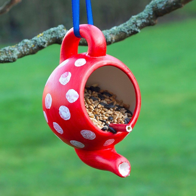 Old teapot as a garden decoration 20 original upcycling ideas to