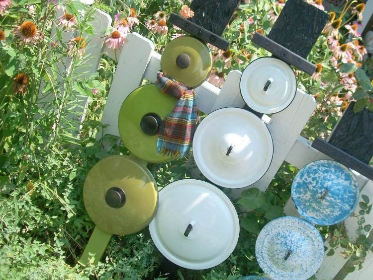 21 Unusual home and garden decorations with old cooking pots My