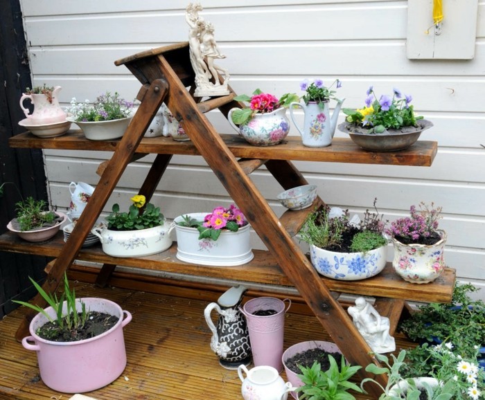 21 Unusual home and garden decorations with old cooking pots My