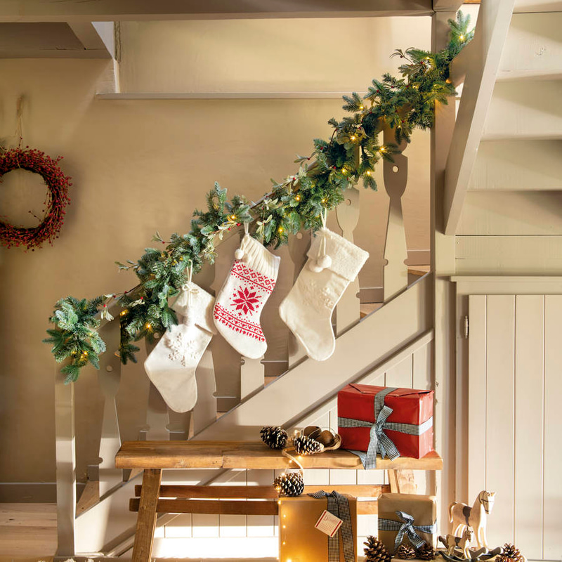 54 Beautiful Christmas Garland Ideas to Make Your Home Sparkle and