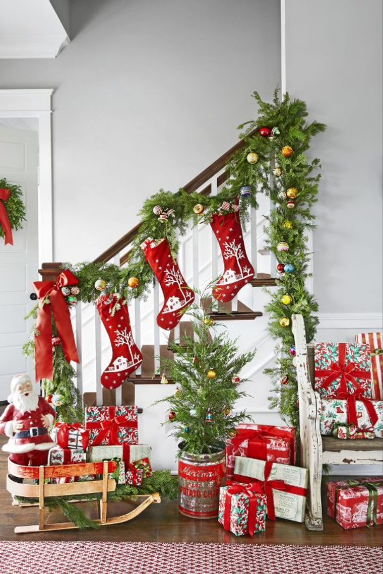 28 Top Ideas For An Interior Staircase Decorated For Christmas 