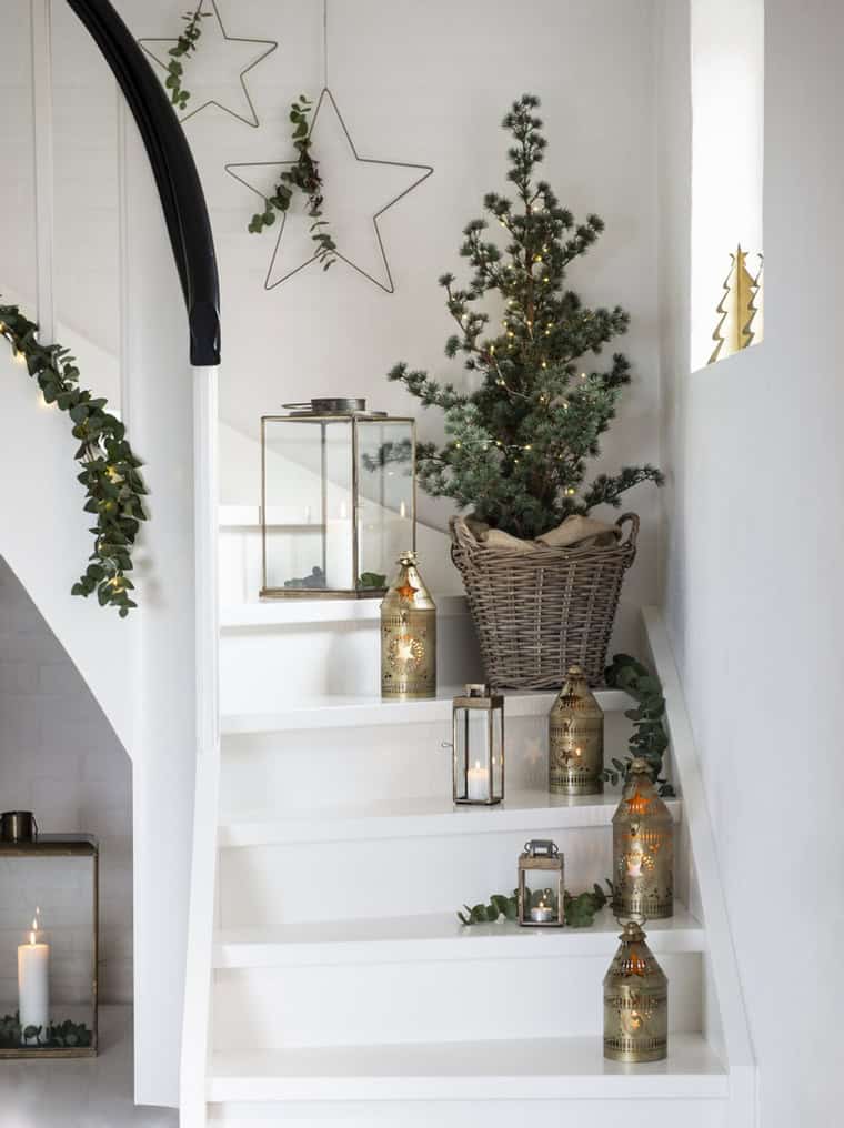 28 Top ideas for an interior staircase decorated for Christmas | My ...