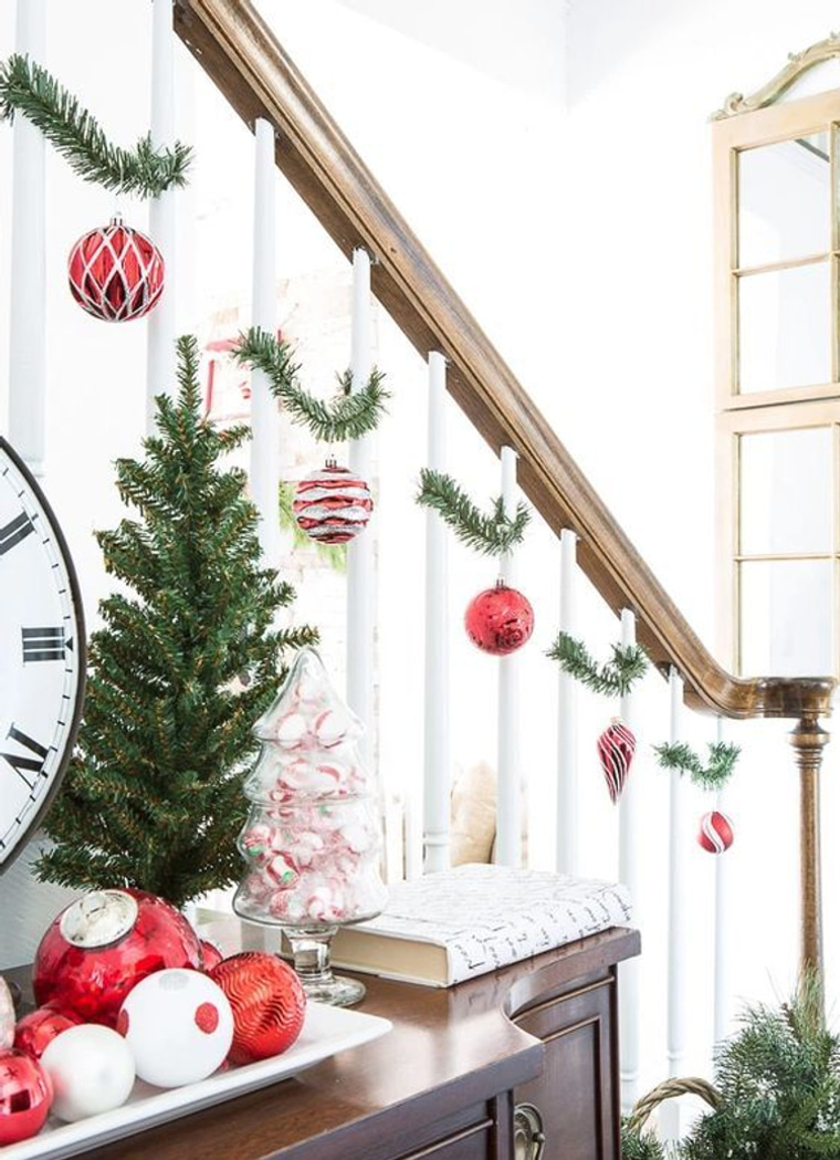 28 Top ideas for an interior staircase decorated for Christmas | My ...