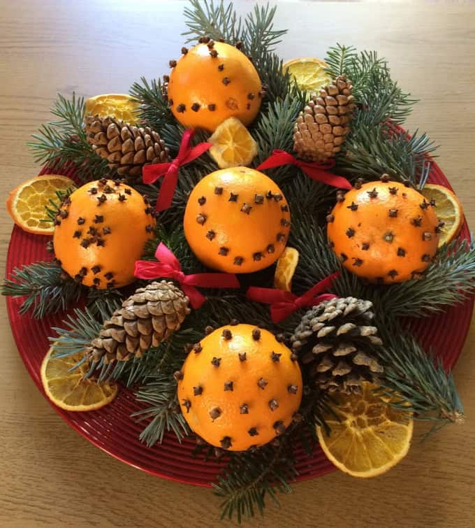 Discover New Ways to Decorate for a Unique Christmas Table: Beyond the Tablecloth